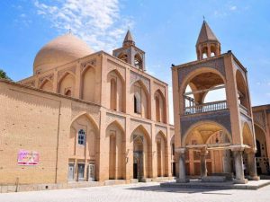 دانلود پاورپوینت تحلیل دقیق معماری کلیسای وانک اصفهان (پلان نما برش)